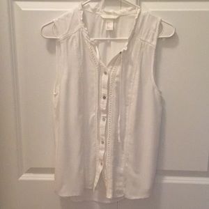 White sleeveless shirt